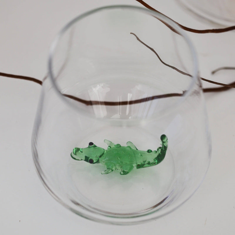 Glas mit Krokodil