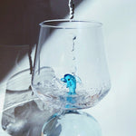 Glas mit Delphin