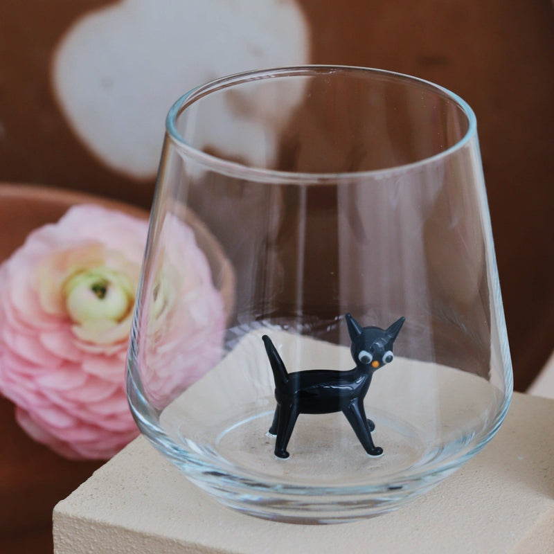 Glas mit weißer Katze