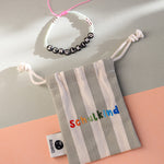 Perlenarmband Schulkind in mint/pink, schwarzen Buchstabenperlen