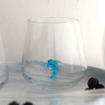 Glas mit Delphin