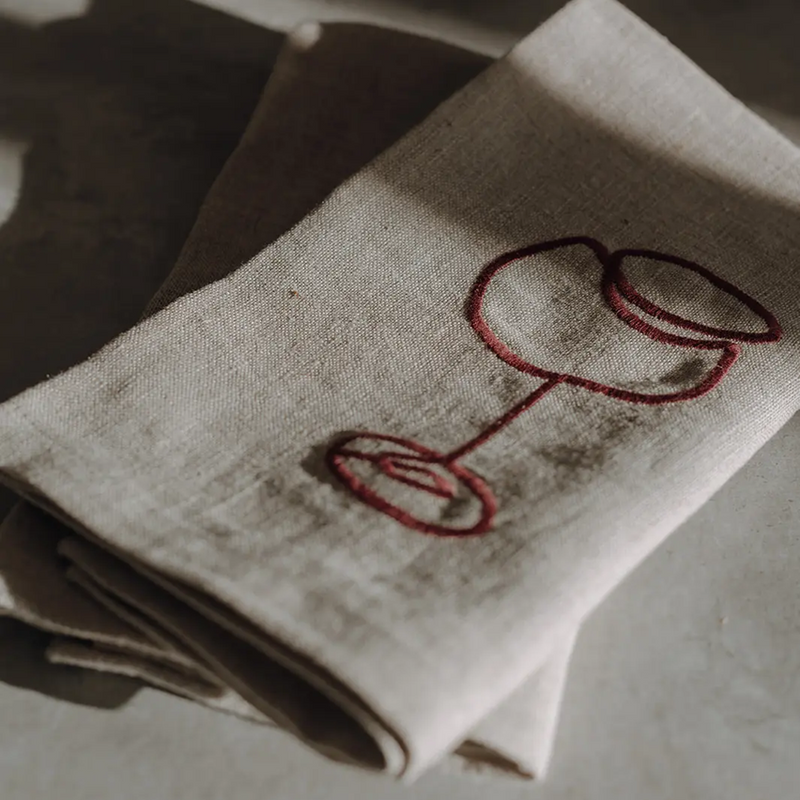 Leinenserviette mit Stickerei Rotweinglas