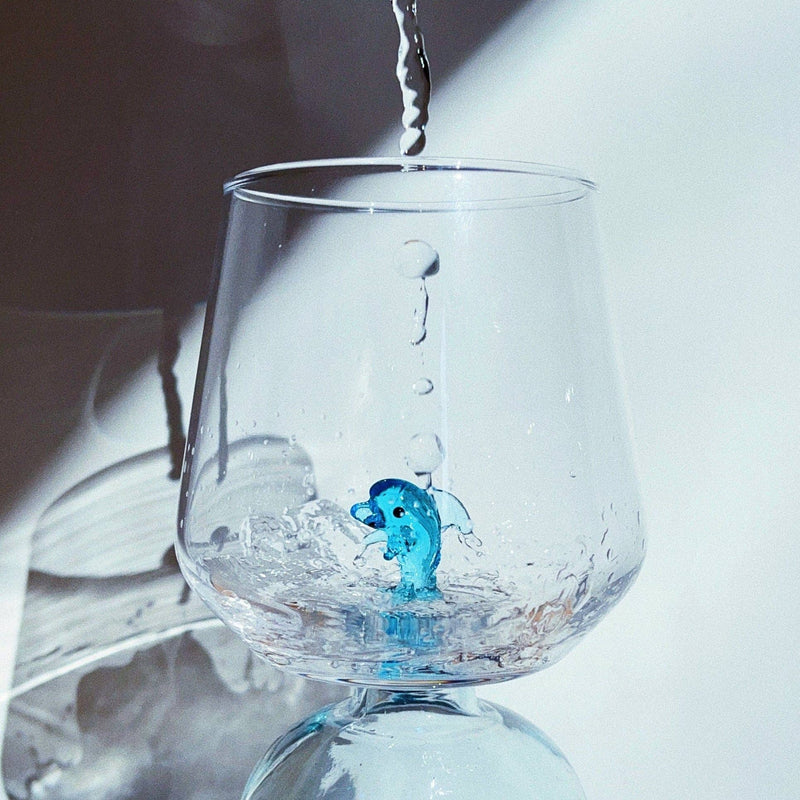 Glas mit Delphin