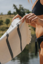 Schwarz gestreiftes Strandtuch 100x180 cm