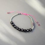 Perlenarmband Schulkind in mint/pink, schwarzen Buchstabenperlen