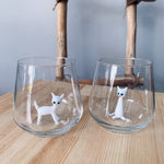 Glas mit weißer Katze