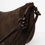 Halbmond-Umhängetasche mit Knoten - Wildleder Mokka