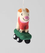 BERT skateboardfahrender Hund - hängender Filzanhänger
