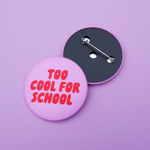 Button "Too cool for school" rosa-rot